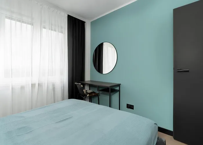 Spacious In A Quiet Area Of By Renters 아파트 *